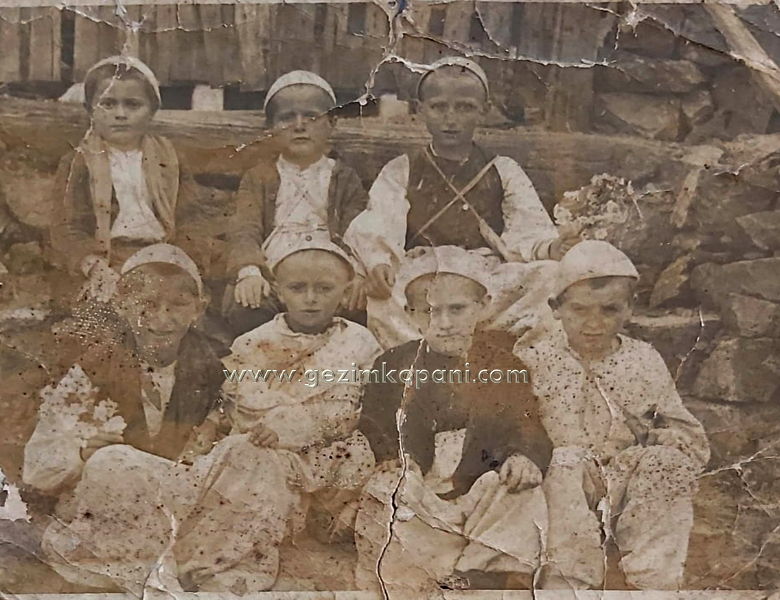 Nxenesit e fshatit Meçe Puke ne Mejtepin e fshatit Kabash-Puke. Fotografi e vitit 1935