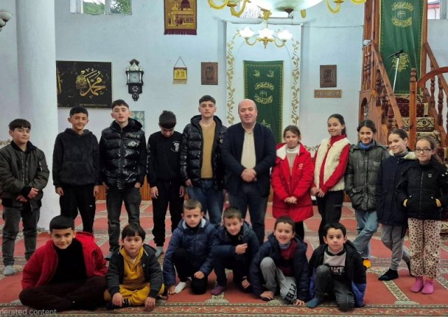 Myftiu i Pukes Gezim Kopani sebashku me nje pjese te nxenesve te Mejtepit te xhamise se qytetit Puke (14.12.2025)